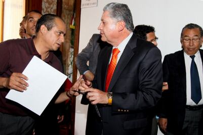 En pie, temas relacionados con entrega-recepción