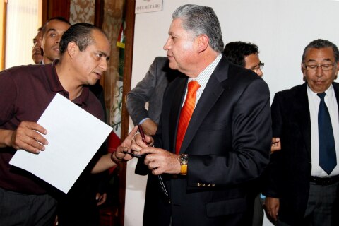 En pie, temas relacionados con entrega-recepción