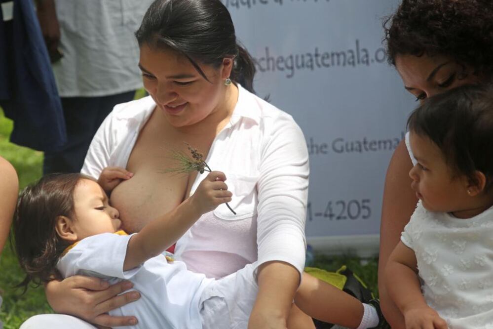 En Guatemala, un país ultra conservador, siguen persistiendo tabúes sobre la lactancia y por ello un grupo de madres orgullosas saca pecho y amamanta a sus hijos en público.