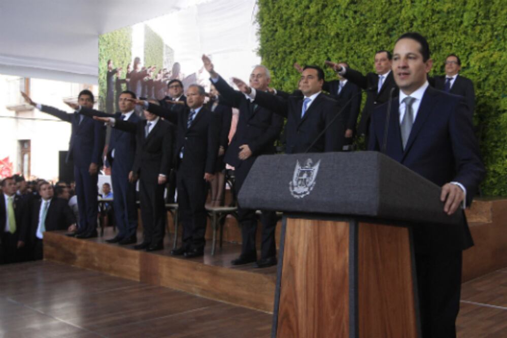 Presenta Domínguez gabinete