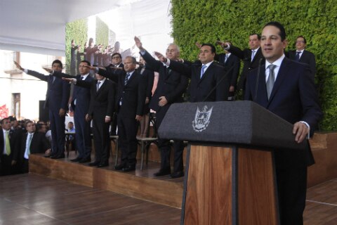 Presenta Domínguez gabinete