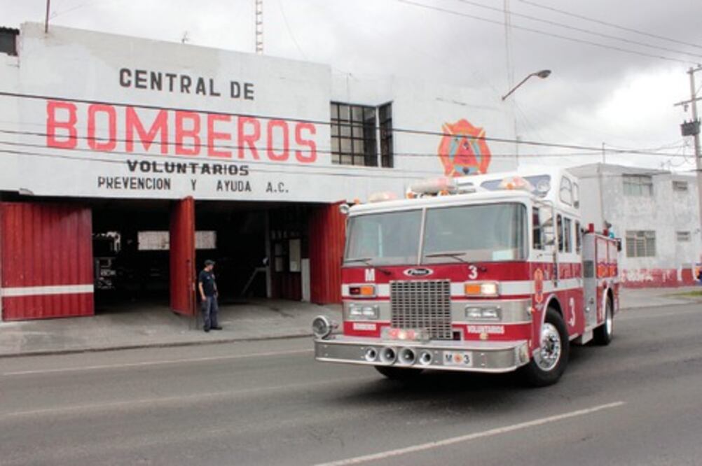 Rinden homenaje a bombero fallecido