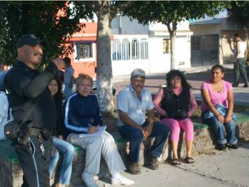 Brindan policías de SJR pláticas a vecinos