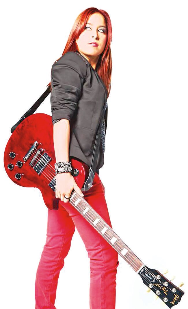 La intérprete habla del amor, decepciones y riegos en sus canciones, en las que mezcla varios géneros (FACEBOOK CLAUDIA SANTOS)