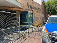 Conductor huye tras provocar daños en cafetería y luminaria sobre avenida Universidad