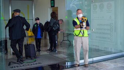 En AIQ revisan a pasajeros con cámaras termográficas