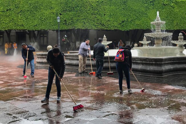 Voluntarios limpian zonas del Centro Histórico