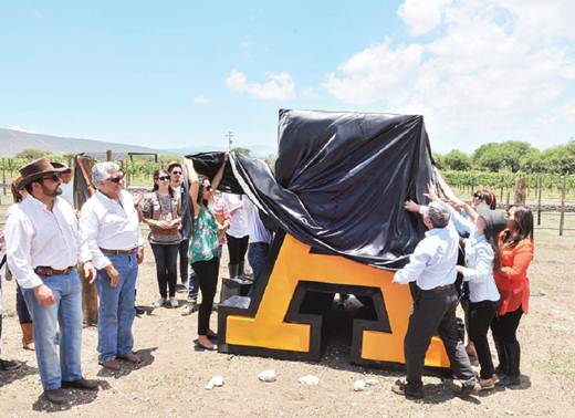 Inauguran su viñedo en casa vitivinícola