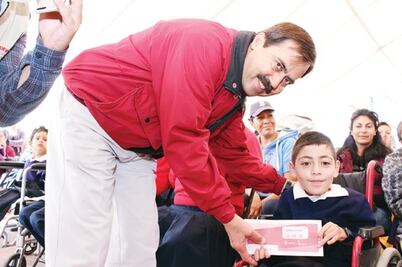 Gobierno entrega 667 becas a estudiantes