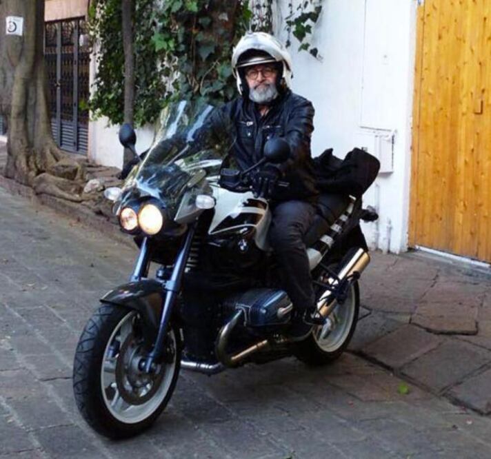 El artista español da cuenta de su gusto por las motocicletas en Instagram, pasión que alterna con sus labores dedicadas al arte. FOTO: INSTAGRAM