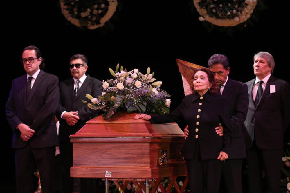 Rafael Perrín, Jorge Ortiz de Pinedo (izq.), María Victoria y Juan Ferrara (der.) montaron guardia alrededor del féretro.