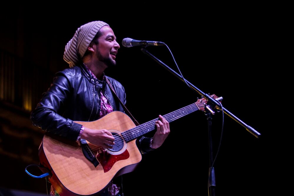 Procedente de Bolivia, Rodrigo Rojas hizo vibrar al público con temas como “Ojos de mar”, “Si no estás tú” y “Amor eterno”. También pidió un aplauso para Edgar Oceransky, impulsor del evento musical. (FOTO: GONZALO IBÁÑEZ. EL UNIVERSAL Y CORTESÍA)