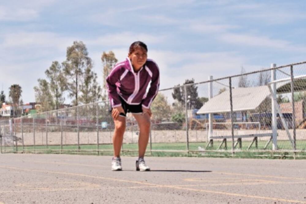 Tiene dos empleos que postergan su titulación