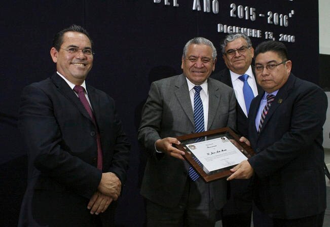 Distinguen trayectoria del doctor Javier Ávila