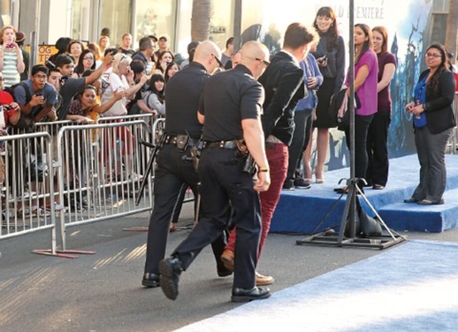 Un reportero desempleado ataca a Brad Pitt