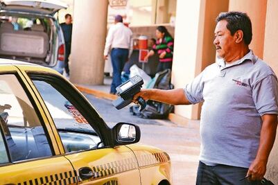 Taxis ‘piratas’ afectan a concesionarios