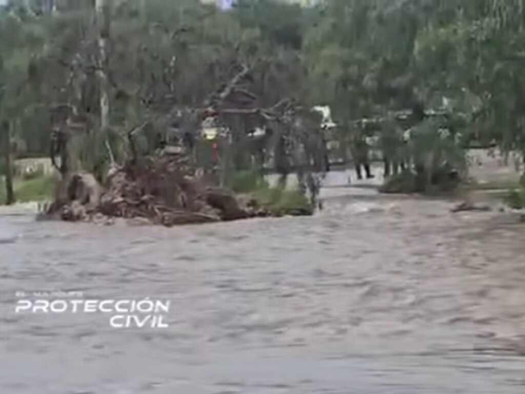 Cierran paso vehicular Alfajayucan–Atongo en El Marqués, Querétaro por creciente de cauce tras intensas lluvias