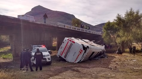 Autobús vuelca en la carretera 57