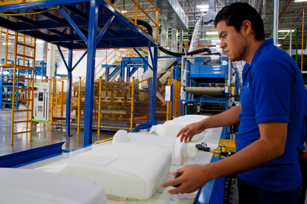 De acuerdo con el IMSS, el aumento anual en el empleo fue impulsado por la industria de la transformación y servicios para empresas. (FOTO: RICARDO LUGO. EL UNIVERSAL)