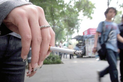 Dan alternativa a chicos fumadores