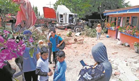 Tráiler se impacta contra casa en SJR