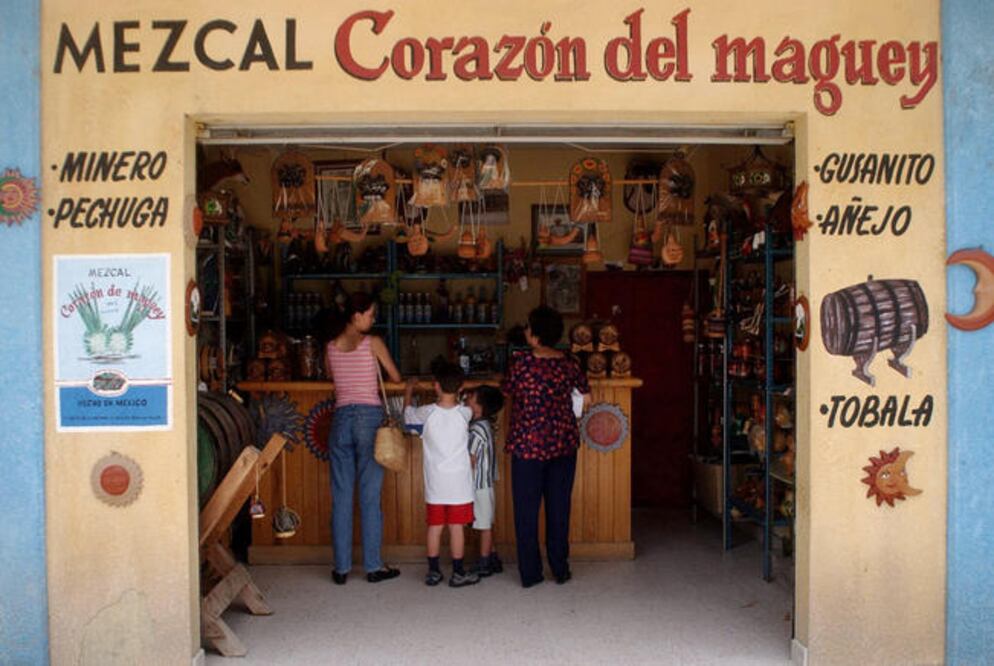 De acuerdo con mezcaleros, sólo 5% de la producción nacional se realiza de manera tradicional (FOTO: ARCHIVO EL UNIVERSAL)
