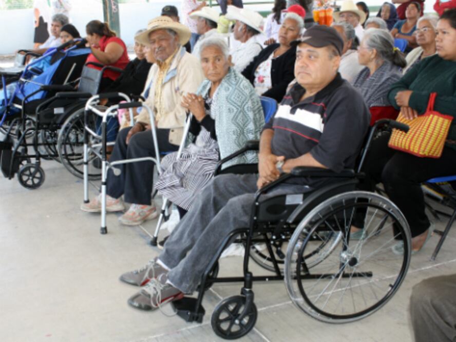 Entrega El Marqués aparatos ortopédicos