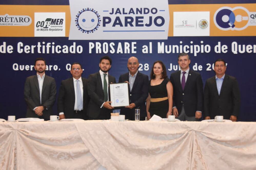 Ramón Archila, coordinador de la Cofemer, entregó un certificado al alcalde Marcos Aguilar, en el que felicita la simplificación de trámites en el municipio. (ESPECIAL)