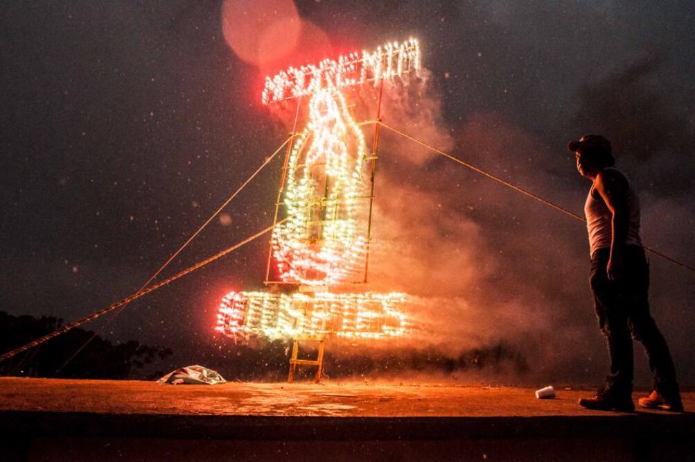 La noche previa al inicio de la peregrinación al Tepeyac, en la comunidad de Neblinas, Landa de Matamoros, los juegos pirotécnicos no se hicieron esperar y justo cuando la figura de la Virgen de Guadalupe tomó forma, un aguacero cayó sobre los peregrinos, quienes huyeron a refugiarse
