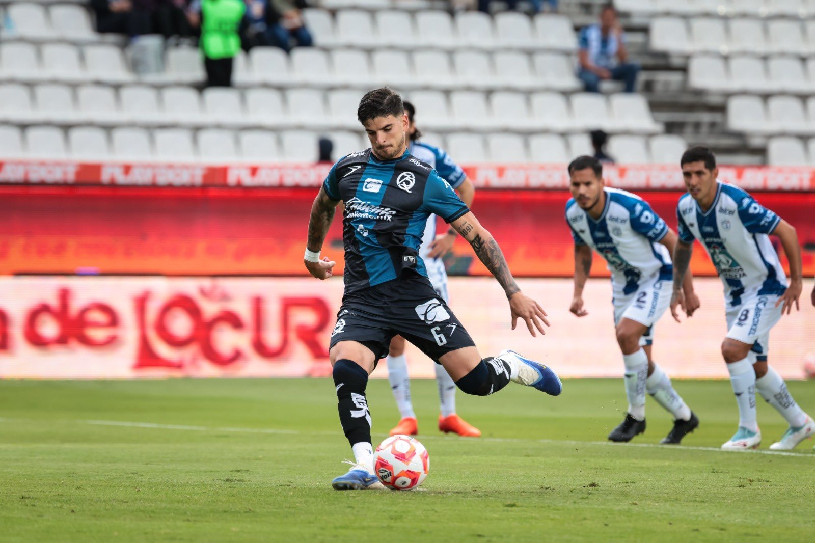 Gallos sorprende y vence 0-2 al Pachuca
