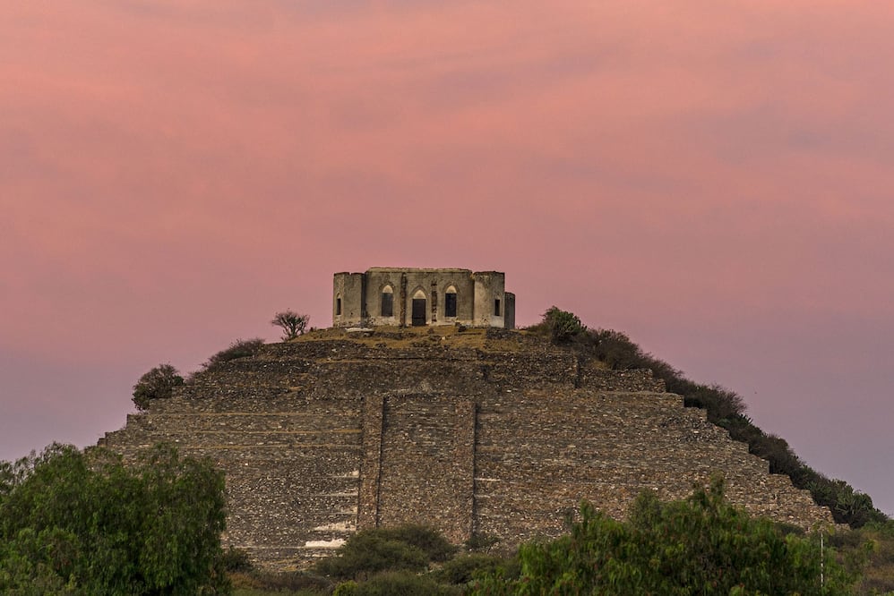 La sorpresa que verás arriba de la pirámide ¡une dos épocas de forma única!. Foto: Querétaro Travel