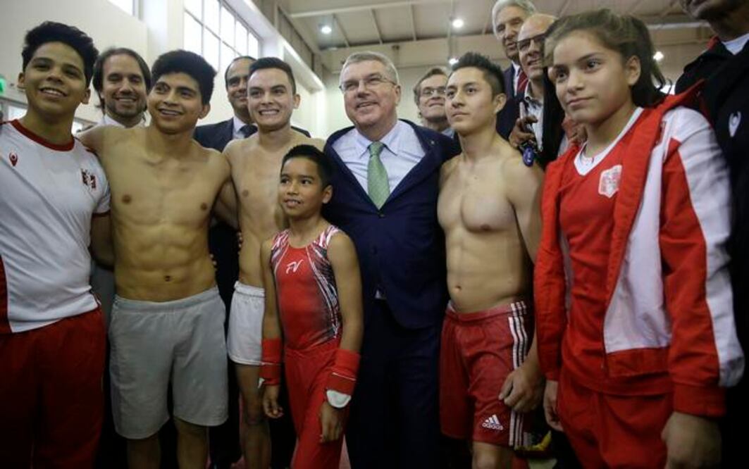 Thomas Bach convivió con deportistas peruanos en Lima. (MARTÍN MEJÍA. AP)