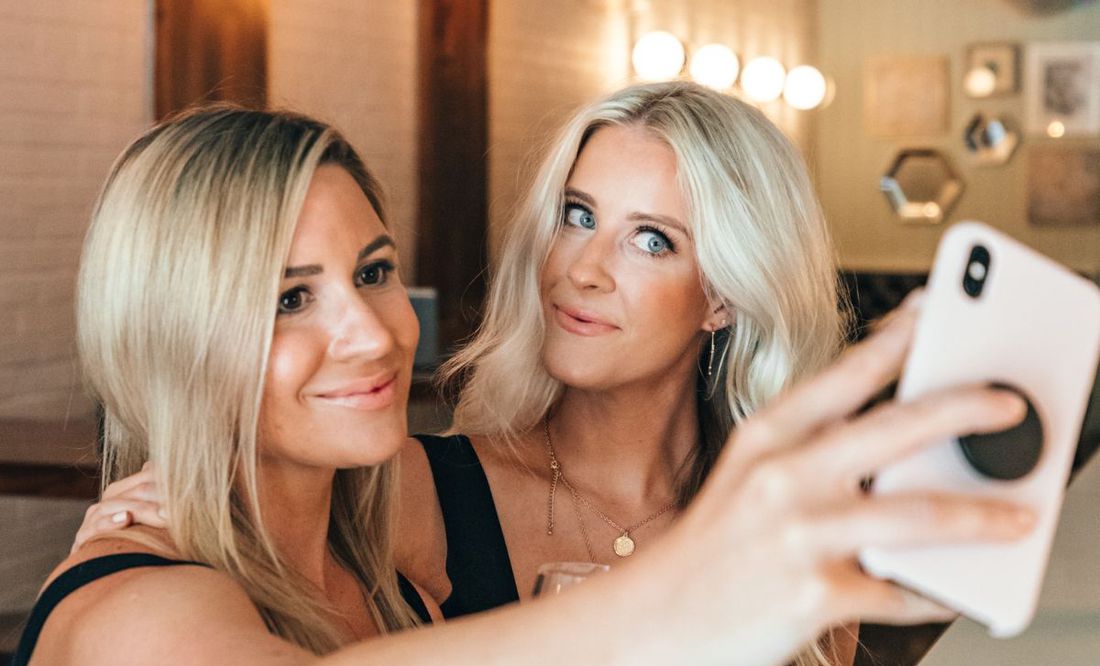 Joven se vuelve viral por quemar el cabello de su amiga en medio de un reto de TikTok que sale mal