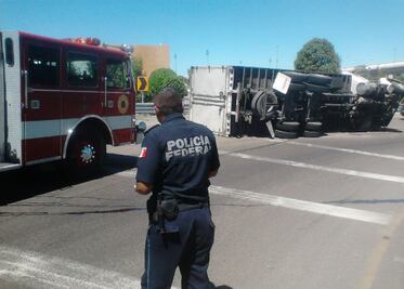 Vuelca camión en la Curva Maldita