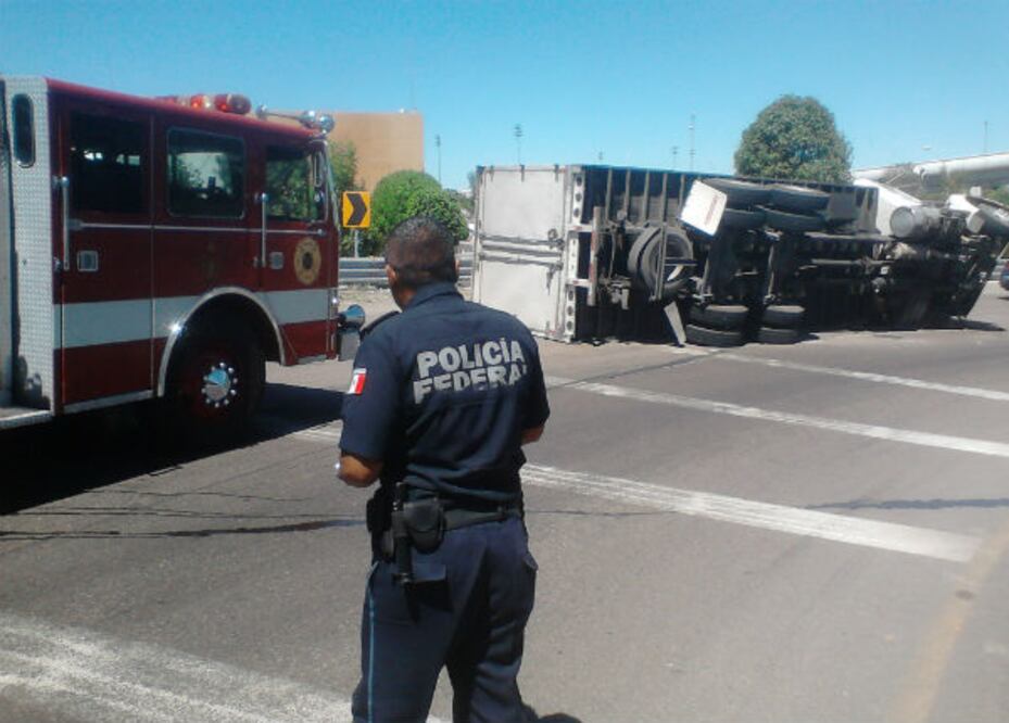 Vuelca camión en la Curva Maldita
