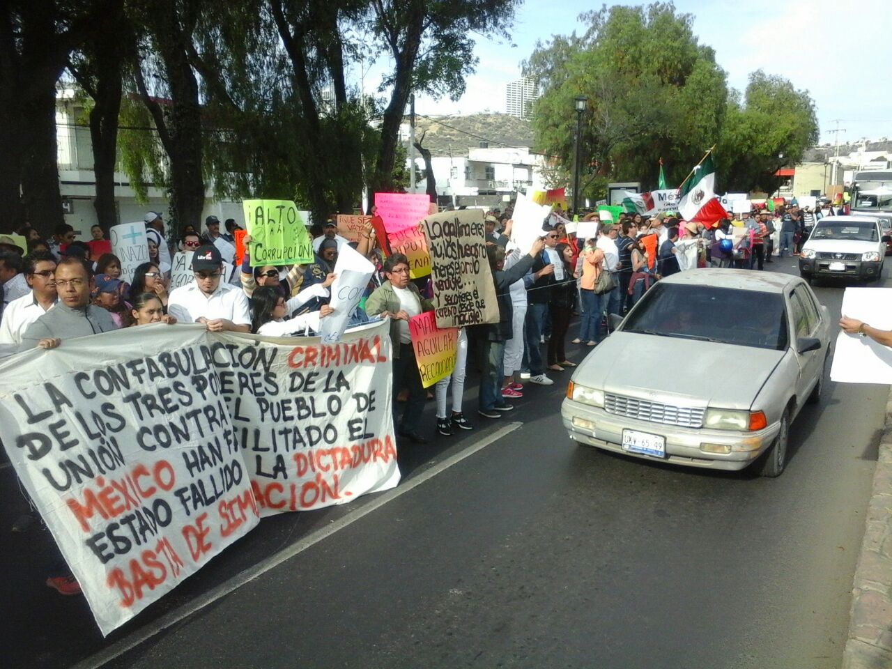 Más de mil 200 personas marchan contra gasolinazo en los Arcos