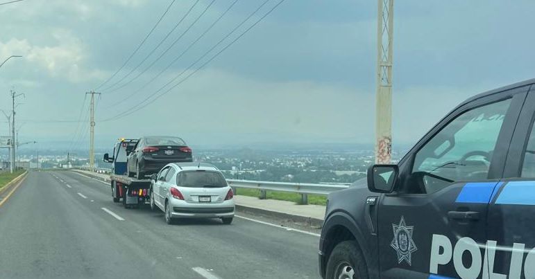 Aseguran a cuatro personas y dos vehículos robados en operativo entre Corregidora y Huimilpan