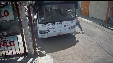 "Autobús a la deriva" es detenido por trabajadores de autolavado en Querétaro