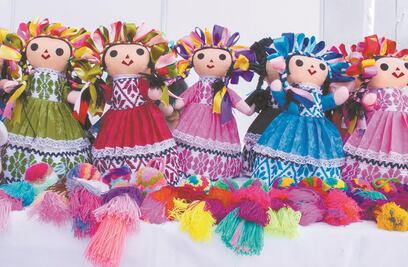 Muñecas otomíes lucen tradición textil