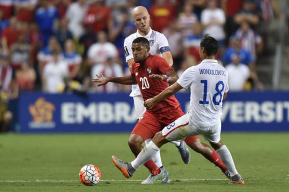 EU se siente robado por árbitro tricolor