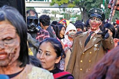  Muertos vivientes vagan por la calle