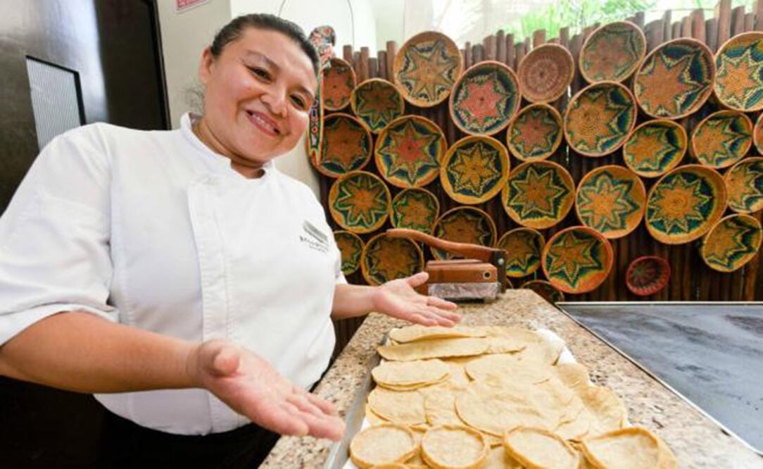 En compañía de cuatro reconocidos chefs, el hotel Rosewood Mayakoba invita a sus huéspedes a adentrarse en los secretos del platillo icónico de México. / FOTO: FACEBOOK/ROSEWOOD MAYAKOBA