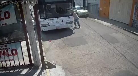 Video. "Autobús a la deriva" es detenido por trabajadores de autolavado en Querétaro