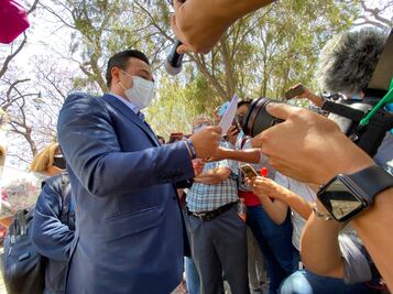 Luis Nava se registra como candidato ante el IEEQ para reelegirse como presidente municipal 