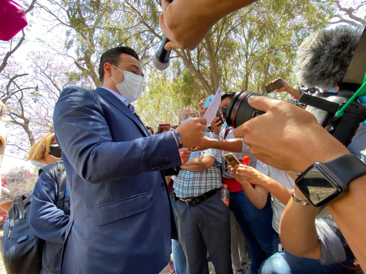 Luis Nava se registra como candidato ante el IEEQ para reelegirse como presidente municipal