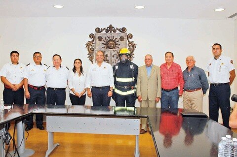 Donan un millón 450 mil pesos al cuerpo de bomberos
