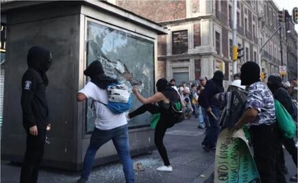 Embozados pintan edificios públicos y lanzan cohetón en marcha por 2 de Octubre