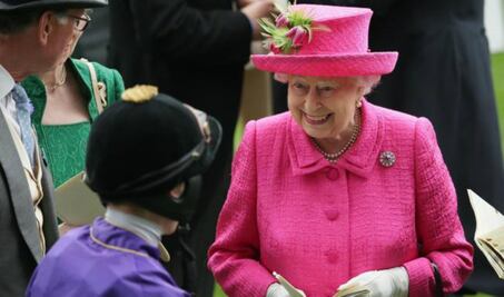 ¿Cuánto gana la reina Isabel II y de dónde sale el dinero para pagarle?