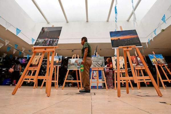 Mercados de la capital reciben muestra itinerante de fotografía