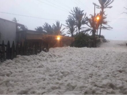 Espuma marina inunda calles de Sánchez Magallanes, Tabasco